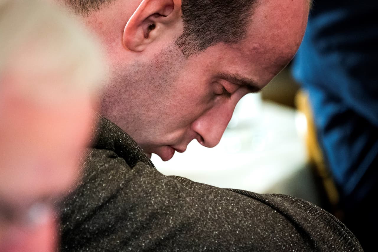 JL01. WASHINGTON (ESTADOS UNIDOS), 26/02/2018.- El asesor en inmigración del presidente, Stephen Miller, duerme mientras el presidente estadounidense, Donald Trump, ofrece un discurso sobre cómo combatir los tiroteos masivos en institutos, durante una reunión con los gobernadores en la Casa Blanca de Washington DC (Estados Unidos) hoy, 26 de febrero de 2018.EFE/ Jim Lo Scalzo