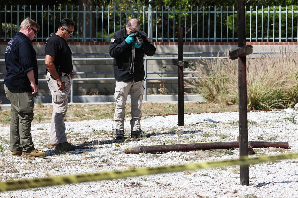 La investigación preliminar apunta a que las cruces fueron bañadas en líquido para encendedores para quemarlas.