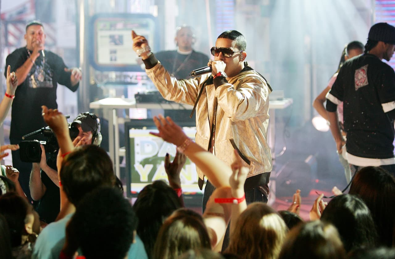 Además de este estreno en televisión nacional, el reggaetonero tendrá una segunda participación en la gala, liderando un especial con grandes estrellas para celebrar los 
<b><a href="https://www.youtube.com/playlist?list=OLAK5uy_k92k8cxPCWYR3seRuo_e-FWojAfJeR0zo" target="_blank">15 años de ‘Barrio Fino’</a></b>, el álbum que lo catapultó a la fama internacional y que es un ícono para la música urbana latina.