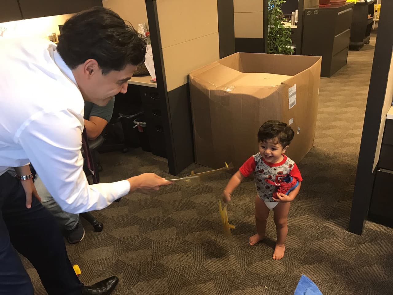 A Joshua le encanta visitar el trabajo de su papá.