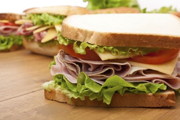 Recarga energía. Aunque suele haber comida en la línea de llegada, puede que no sea la ideal para ti.