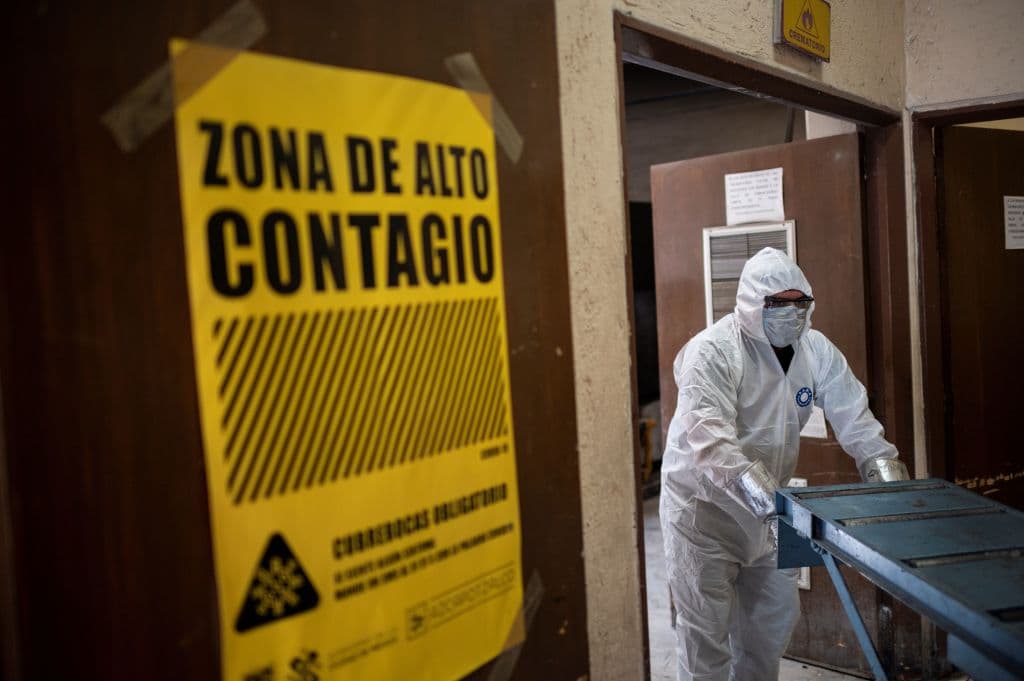 América Latina y el Caribe registra este sábado, según cifras del Banco Iberoamerciano de Desarrollo (BID) 215,398 decesos por el virus, superando las cifras de Europa.