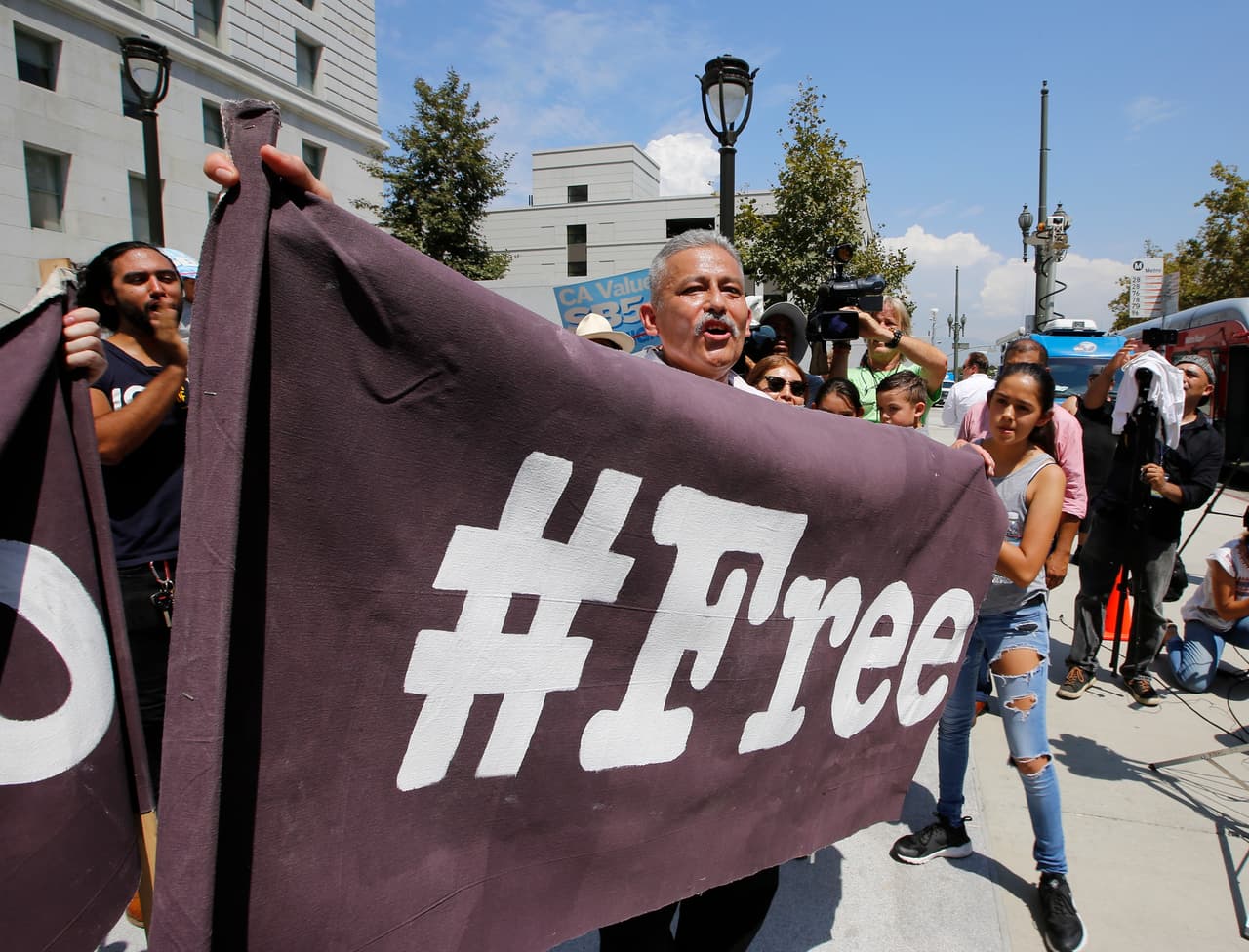 Rómulo Avélica sostiene un fragmento de una manta que dice “Libre”.