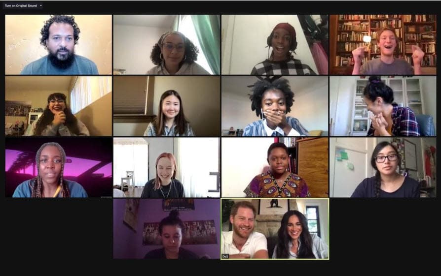 Al día siguiente del recorrido, el duque ya se dejó ver junto a ella en una aparición sorpresa dentro de una charla virtual organizada por el grupo de poesía Get Lit, en honor al Mes de la Historia Afroamericana. 
<br>