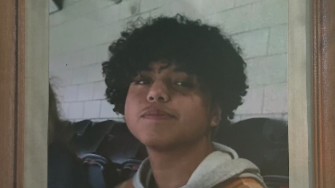 El 8 de noviembre, localizaron el cuerpo del joven Abe González, un adolescente de 17 años, quien llevaba desaparecido desde el 2 de noviembre. El cuerpo de González estaba sumergido en el agua en un área pantanosa, indicaron las autoridades. Esto fue al suroeste del lago Slocum, ubicado a unas millas al noroeste de Chicago. Abe González fue visto por última vez en la madrugada del 2 de noviembre cuando salía de una fiesta en la calle Morey, en el condado Lake, sin el celular cargado.