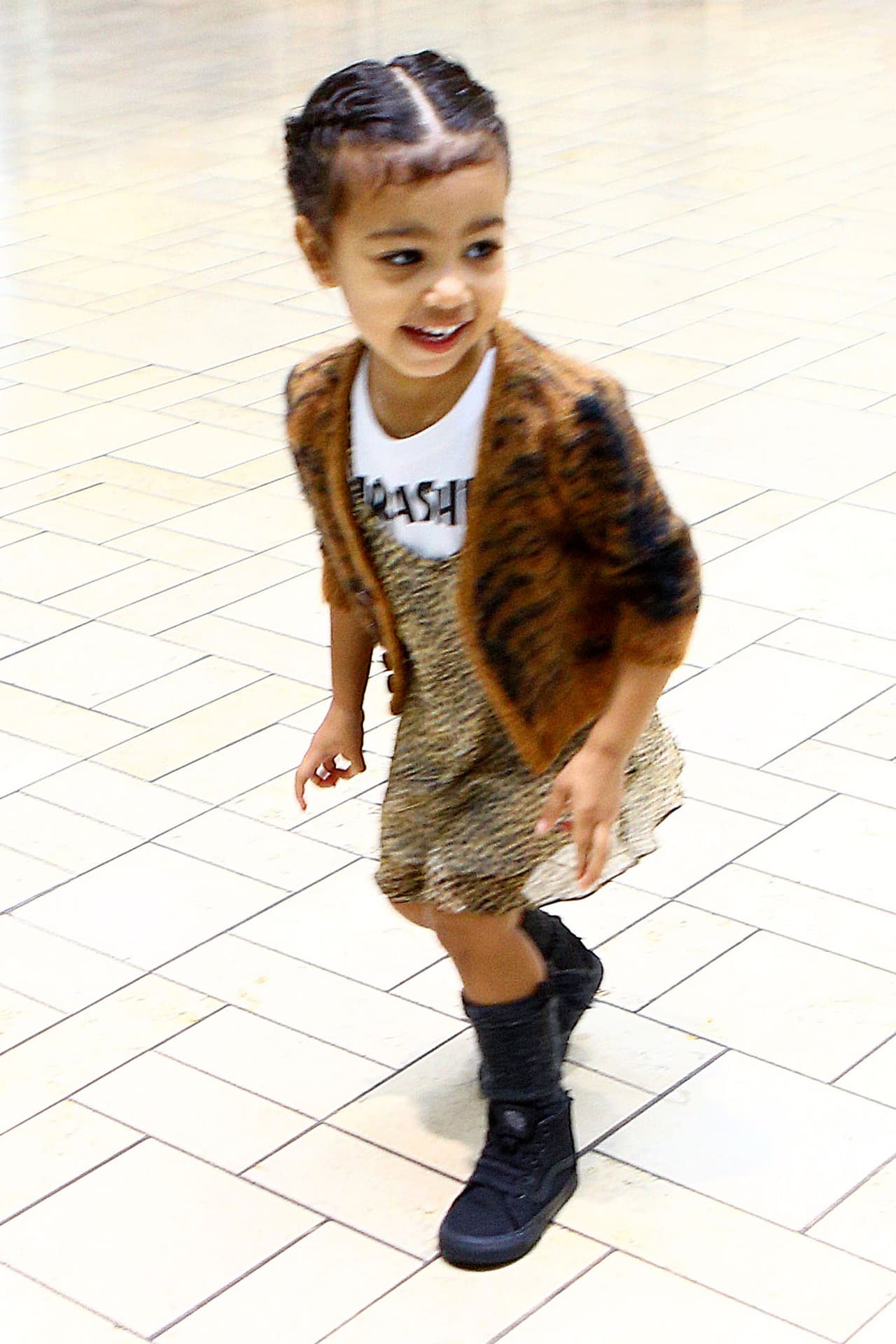 Su encantadora sonrisa lo dice todo.