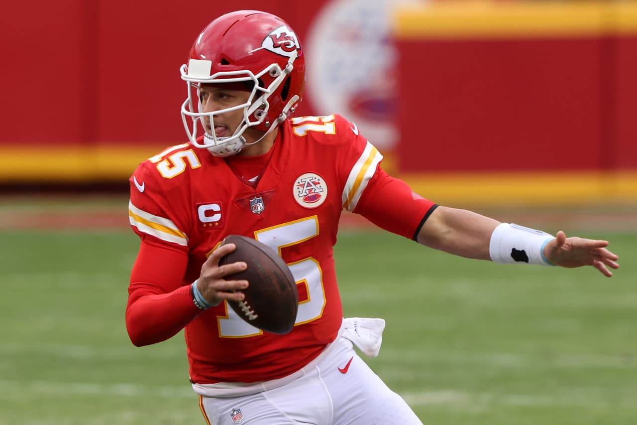 Patrick Mahomes permanece en el protocolo de conmoción