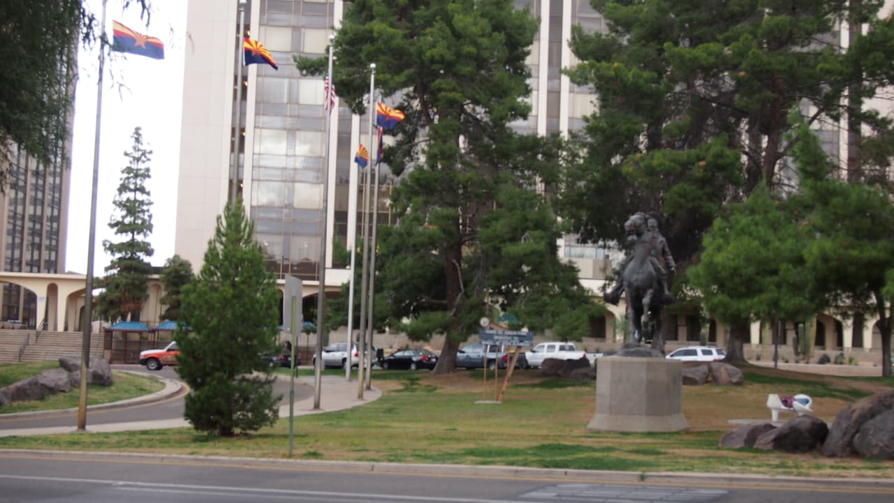 La ciudad cuenta un centro modernizado incluyendo un nuevo complejo comercial y una amplia oferta de comida étnica.