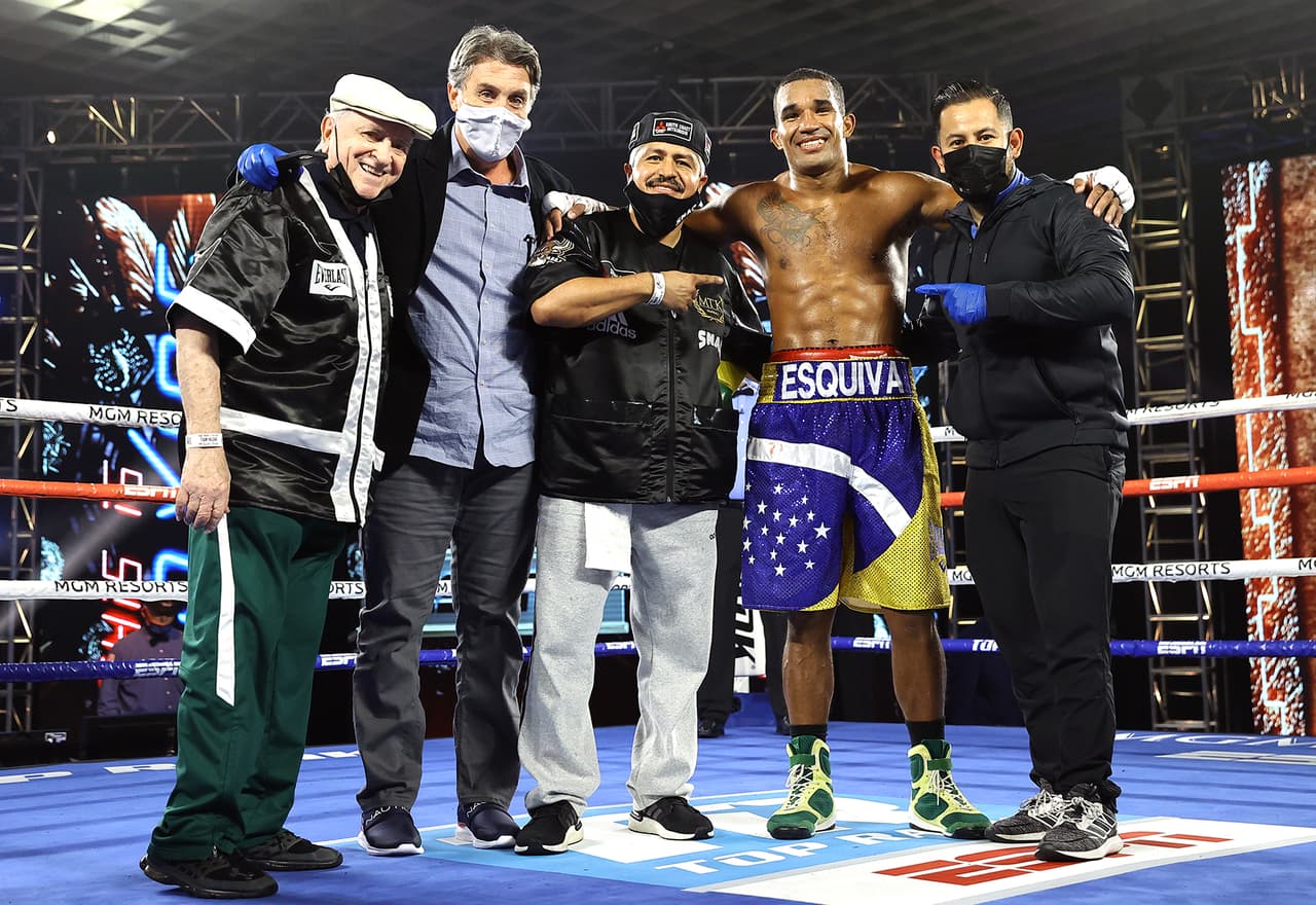 Esquiva Falcao venció en el quinto asalto a Artur Akavov en combate de peso medio.