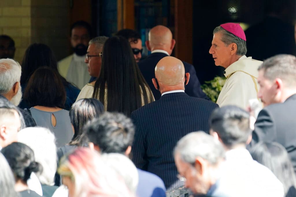 El arzobispo de San Antonio, Gustavo García-Siller, saludando a los invitados que llegaban al funeral conjunto de Irma García y su esposo Joe.