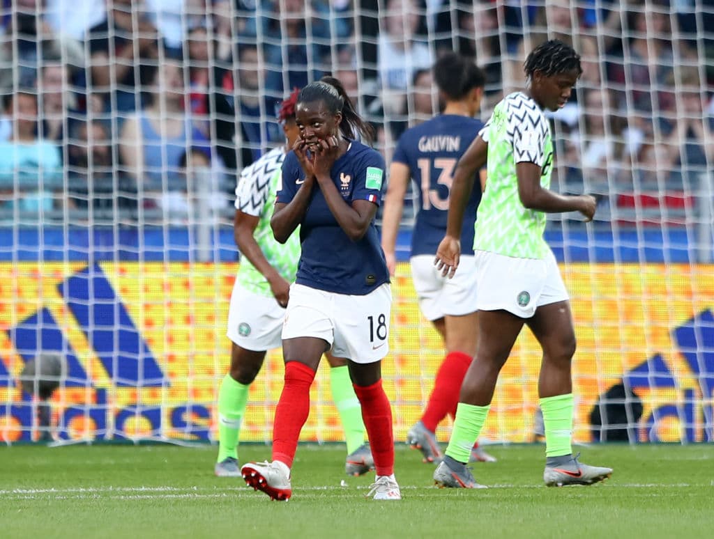 Viviane Asseyi de Francia se lamenta tras perderse una ocasión de gol que pudo haber mandado al descanso a las suyas con una ventaja pero no fue así, aunque las locales eran más peligrosas..