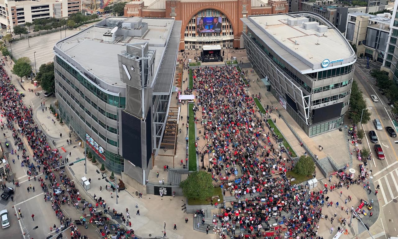 Miles de personas asisiten el evento.