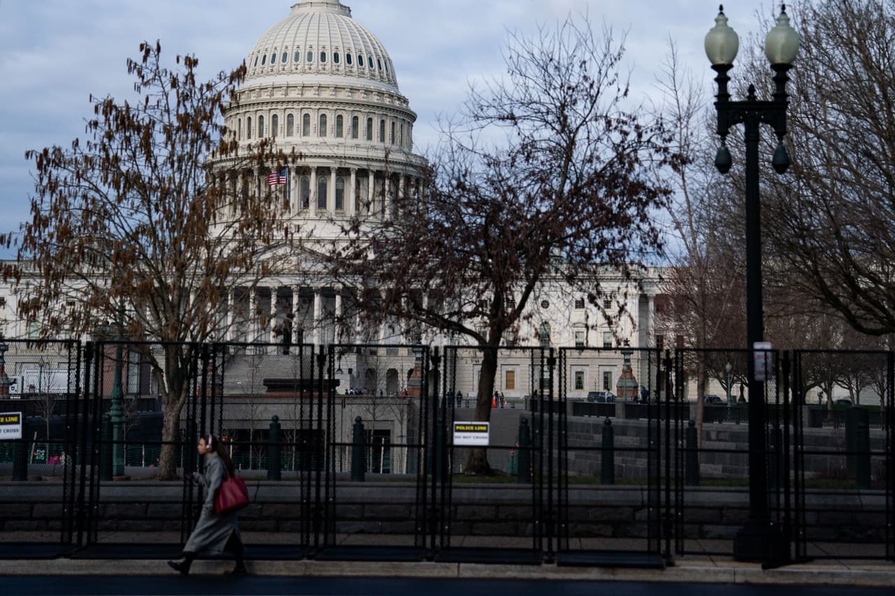 De las 7 de la noche en adelante se cierran: Second Street entre Constitution Avenue NE e Independence Avenue SE; Constitution Avenue entre Third Street NW y Louisiana Avenue NW; First Street entre C Street NW y Louisiana Avenue NW.