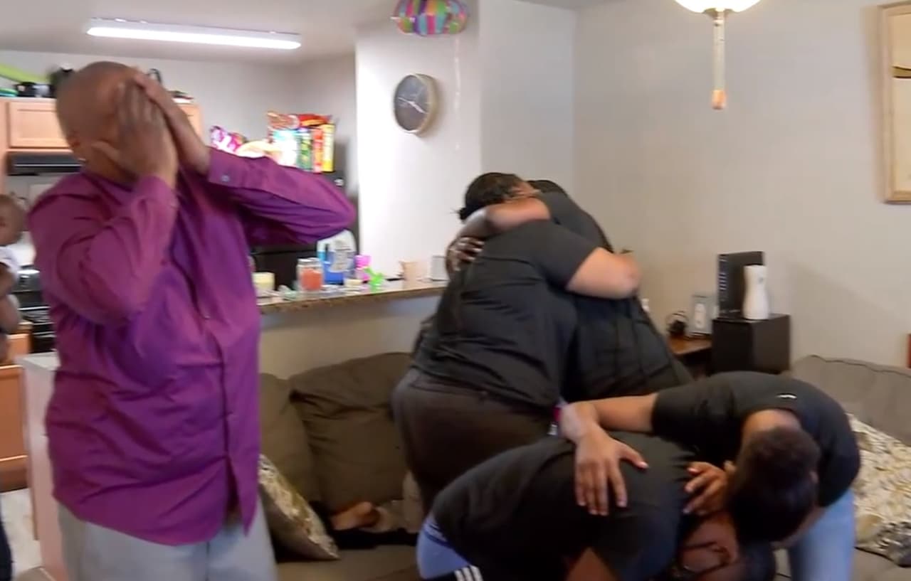 Con gritos y lágrimas de júbilo, fue como recibieron la noticia. "Ganamos", gritaron. Dijeron que "no hay palabras" para describir lo que están viviendo y precisaron que "quizás él (George Floyd) no esté aquí, pero ganamos".
<br>