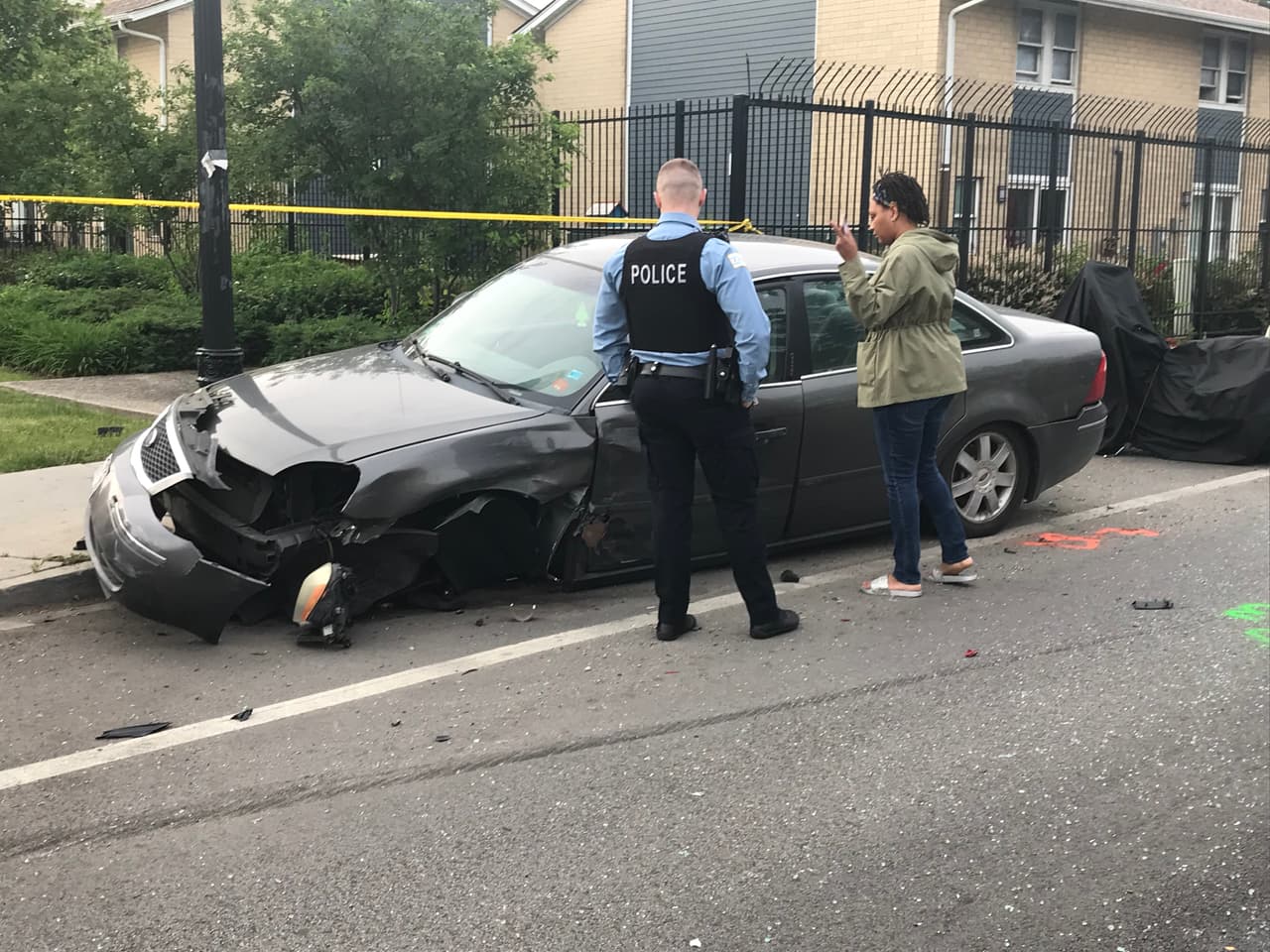 El presunto responsable del siniestro, no se detuvo tras la primera colisión, golpeó varios autos estacionados antes de huir a pie. 
<br>