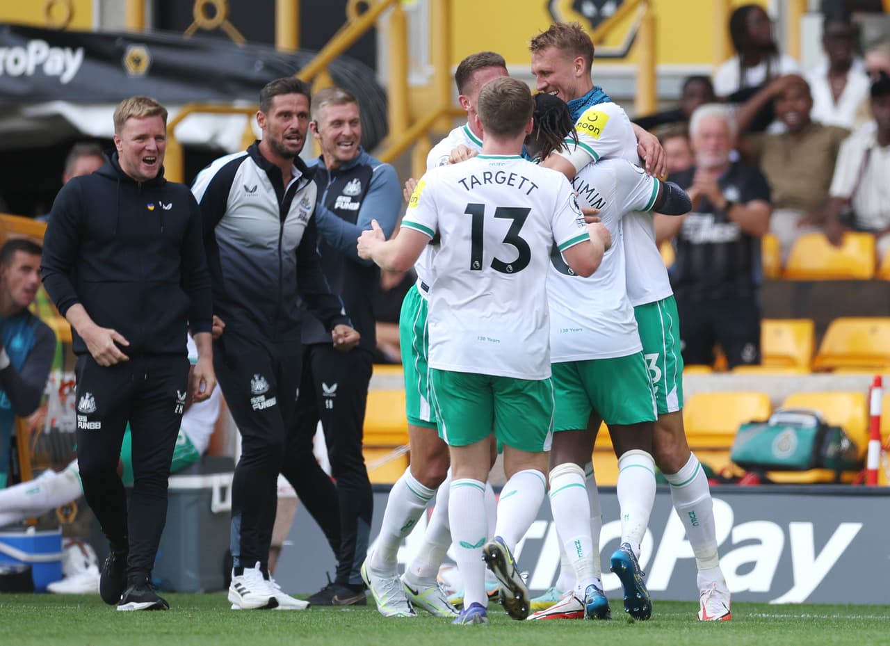 Ruben Neves adelantó a los Wolves con un golazo, pero Allan Saint-Maximin emparejó las acciones en la agonía con otro golazo. Raúl Jiménez marcó un gol, pero el VAR arruinó el festejo al anularlo.
