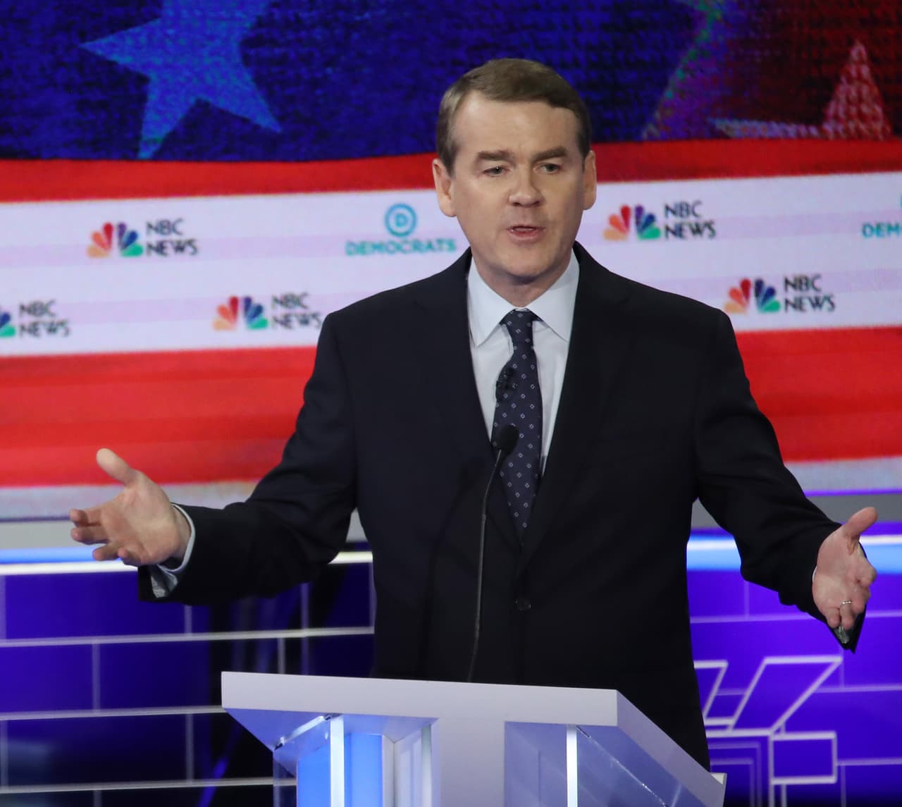 El senador de Colorado, 
<a href="https://www.univision.com/temas/michael-bennet">Michael Bennet</a>, manifestó que el "estancamiento" en el Capitolio terminará si hay un demócrata sentado en la Oficina Oval en 2021. El moderador de la NBC, Chuck Todd, preguntó a Bennet si cree que tanto los demócratas como los republicanos en el Congreso trabajarán juntos si un demócrata es elegido en 2020, y agregó que es una promesa que el expresidente Barack Obama hizo durante su reelección en 2012 y lo que ahora promete el exvicepresidente Joe Biden. "El estancamiento no desaparecerá por arte de magia mientras Mitch McConnell esté allí", respondió Bennet.
