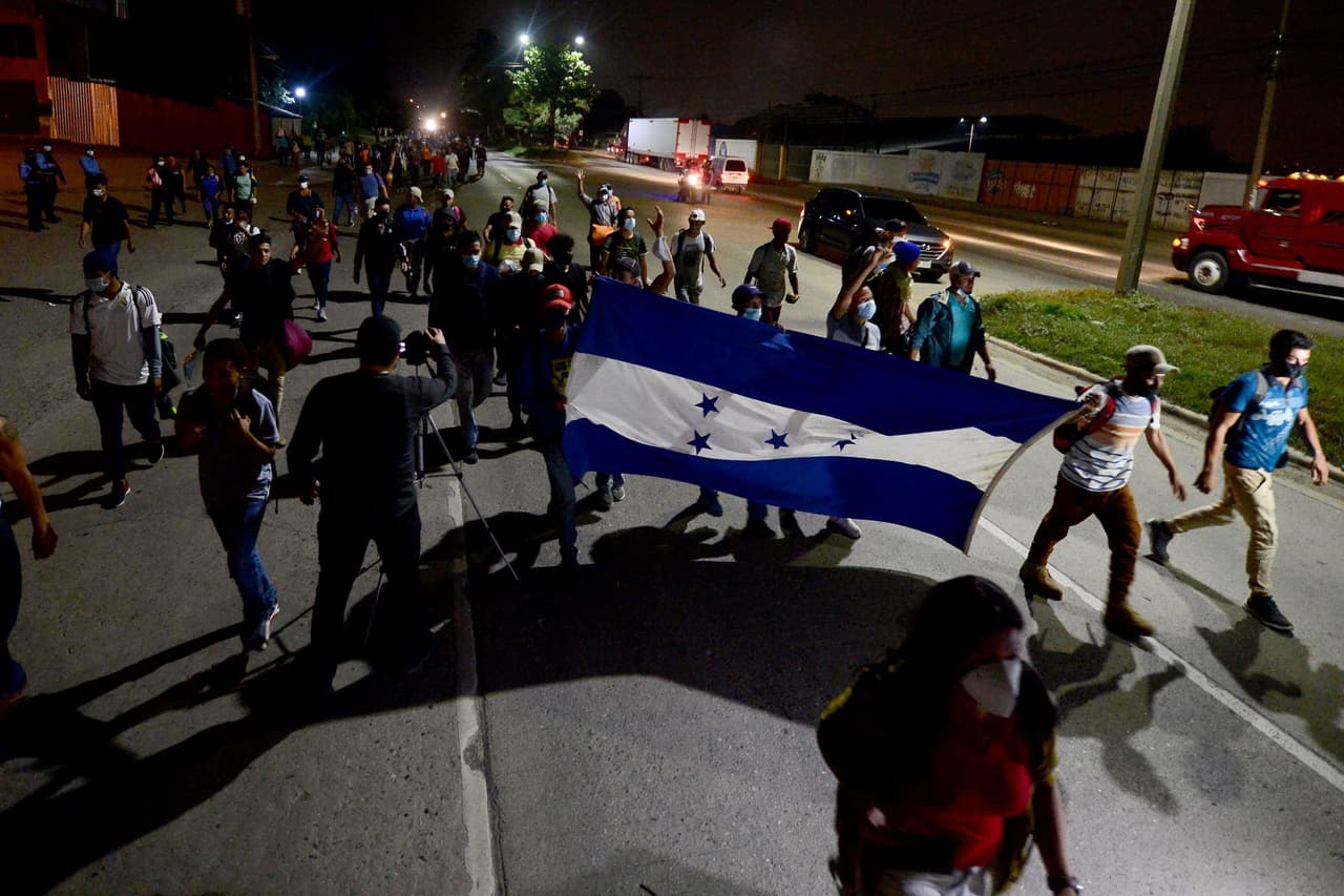 <b>Migrantes con esperanzas. </b>
<br>
<br>Esta foto tomada el 15 de enero muestra a un numeroso grupo que salió de San Pedro Sula, Honduras, hacia la frontera sur de Estados Unidos. La llegada de una nueva administración animó a cientos de centroamericanos a realizar el peligroso viaje. 
<br>
<br>La nueva administración
<a href="https://www.univision.com/noticias/inmigracion/fin-tolerancia-cero-oleada-menores-complicada-situacion-frontera-fotos-fotos"> <u>intentó interrumpir la política de Trump</u></a> llamada Programa de Protección del Migrante (MPP), también conocido como ‘Quédate en México’, pero una demanda de Texas y Missouri
<a href="https://www.univision.com/noticias/inmigracion/como-queda-la-politica-de-asilo-de-biden-tra-fallo-sobre-programa-quedate-en-mexico"><u> revirtió la medida en agosto de 2021</u></a>.
<br>
<br>
<a href="https://www.univision.com/noticias/inmigracion/ascendencia-familiar-de-los-presidentes-de-estados-unidos-fotos"><u>Vea aquí como la ascendencia familiar de los presidentes refleja la realidad de un país de inmigrantes</u></a>
<br>