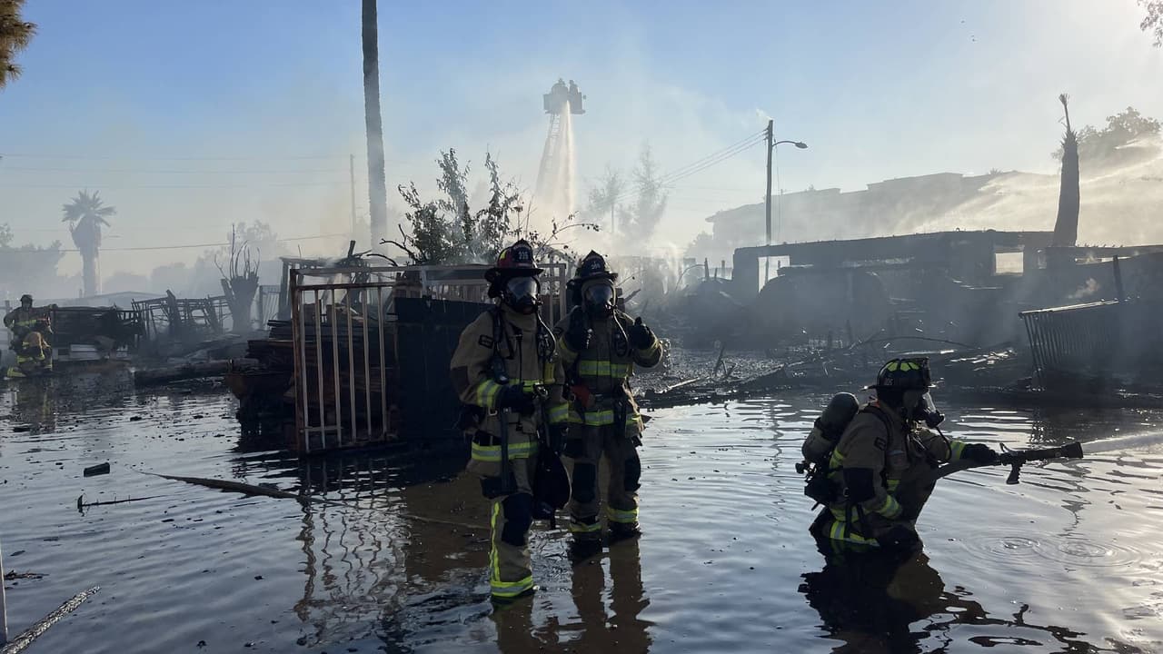 Fuerte incendio en Mesa destruye al menos dos casas y provoca evacuaciones