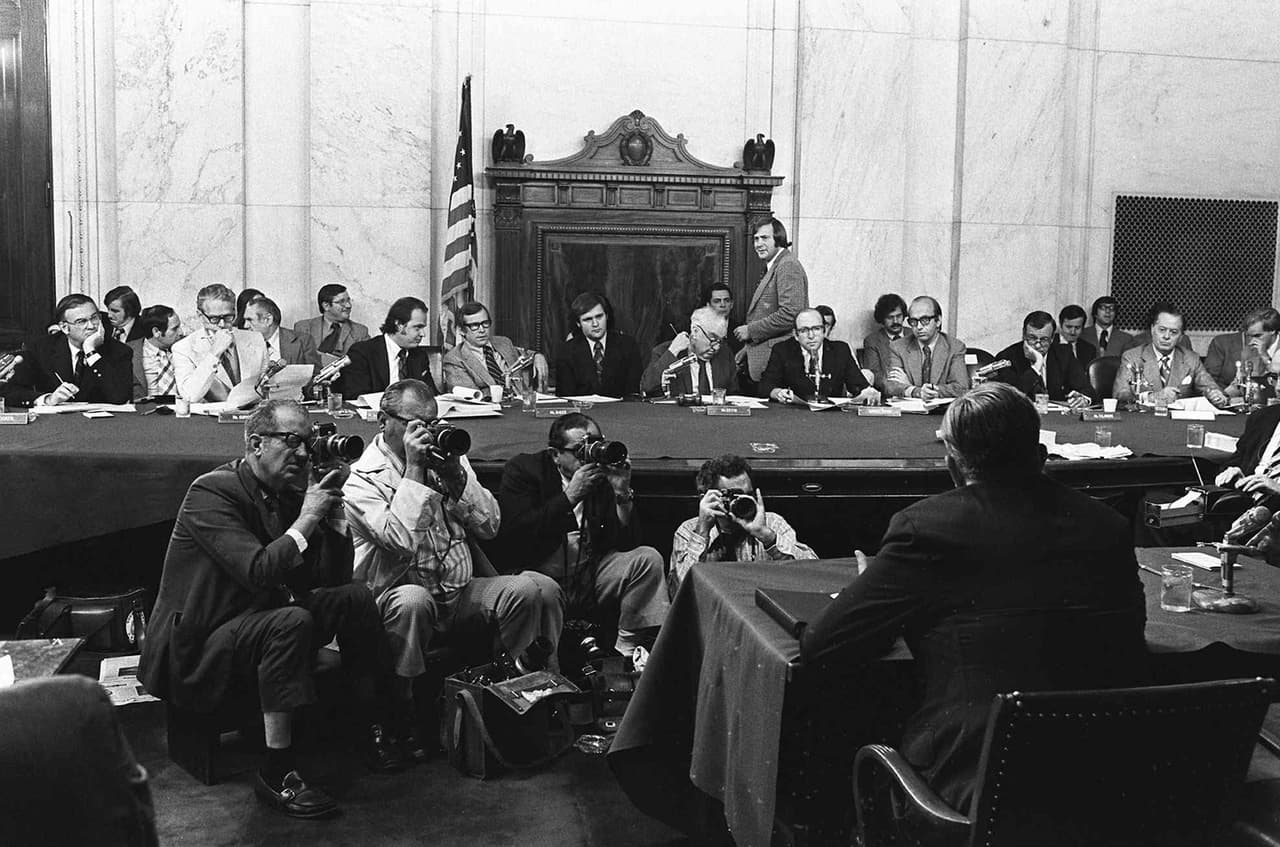 El 7 de febrero de 1973, el Senado votó de forma unánime para establecer un comité de investigación de Watergate. Las audiencias se realizaron del 17 de mayo al 7 de agosto de ese año y fueron transmitidas en vivo por televisión.
<br>