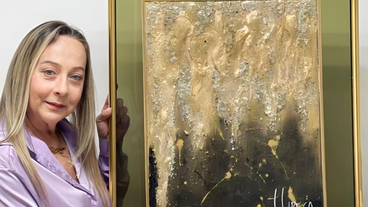 Con cada pincelada, Josefina nos invita a embarcarnos en un viaje cromático a través del alma humana