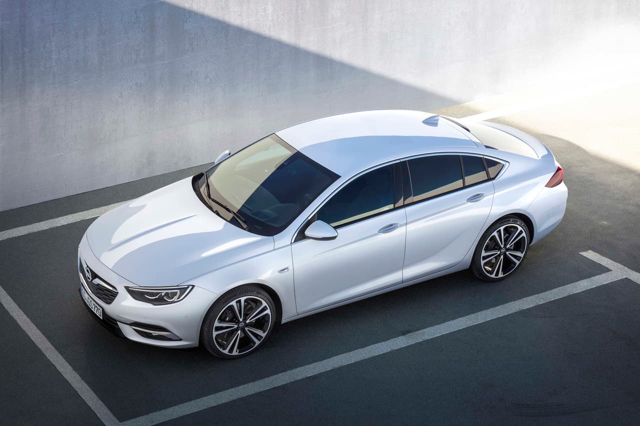 Aunque no está basado en ninguno de ellos, este estilizado sedán recuerda a los dos últimos autos conceptos de Buick, el Avista y el Avenir, dejando en claro que los celebrados autos concepto del 2015 y 2016, fueron un indicativo muy claro del 
<b>futuro lenguaje de diseño de Buick</b>. Uno que ha logrado dar en el clavo de la elusiva fórmula de ser dinámico y atrevido sin ofender a nadie.