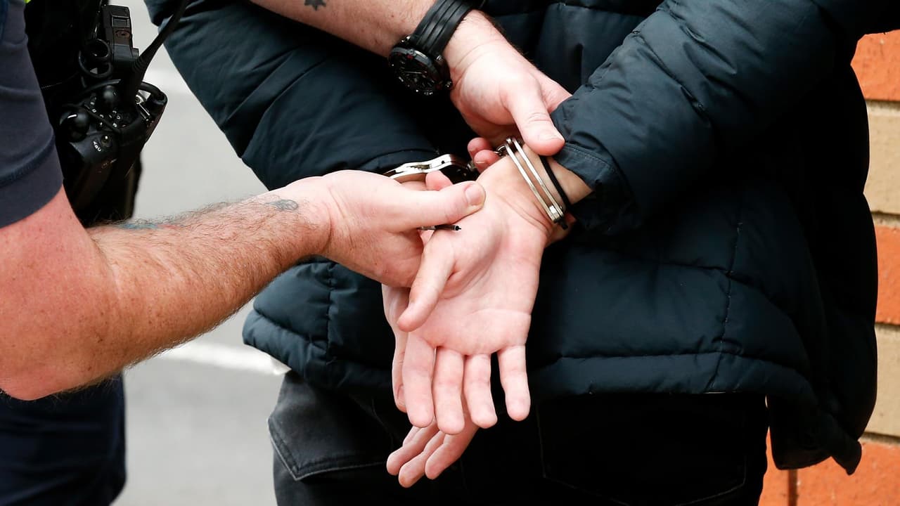 Arrestan a maestro sustituto del condado de Pasco por presuntas conductas sexuales contra dos alumnas 