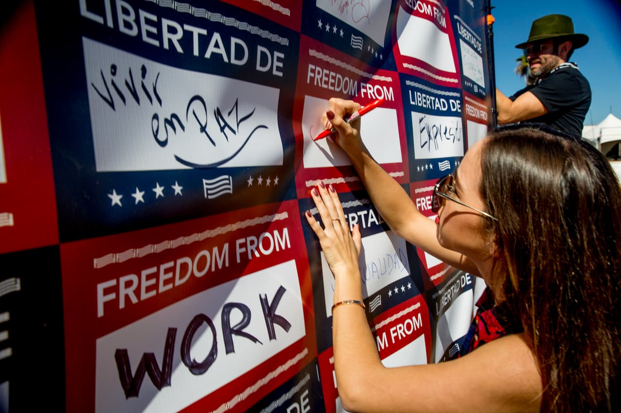 "Libertad de vivir en paz" uno de los mensajes de una asistente en un 'muro' compuesto de ideas.