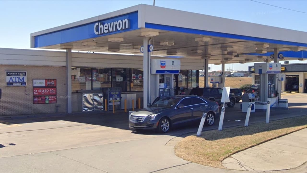 En esta tienda de gasolinera, ubicada en la calle 5960 W. Poly Webb Road en Arlington, fue donde el ahora millonario compró su boleto de lotería.