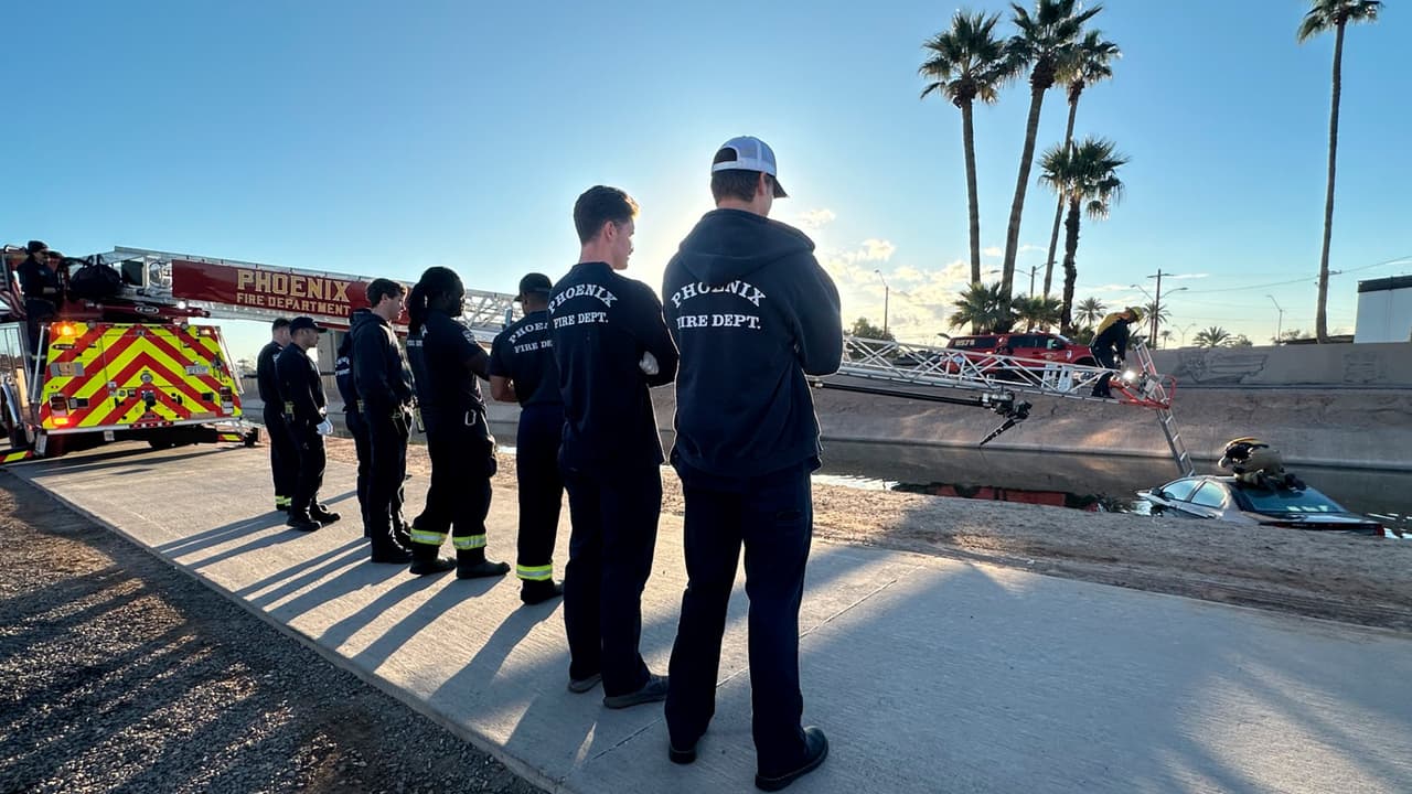 Al llegar al lugar avistaron el automóvil cubierto de agua hasta el nivel de la ventas, por lo que fue requerido el uso de una escalera telescópica para poder aproximarse.