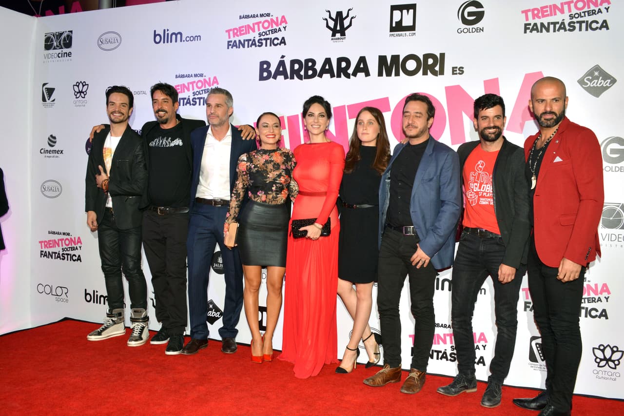 Las tres bellezas con algunos de sus compañeros de 'Treintona, soltera y fantástica'.