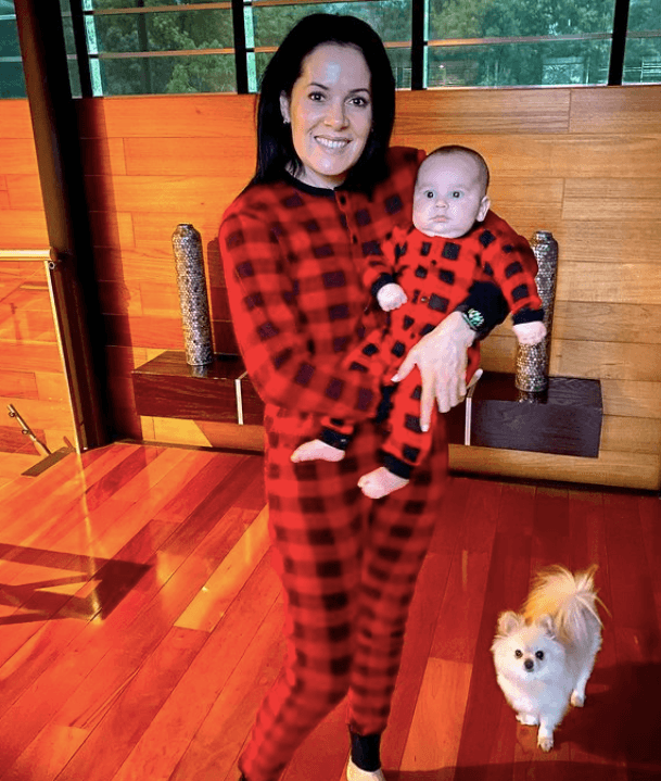 <b>Modelando con la abuela</b>
<br>A su abuela, América Guinart, también le encanta pasar el tiempo con Cayetana. Incluso compartió una foto usando una pijama de cuadros a juego con la nena.