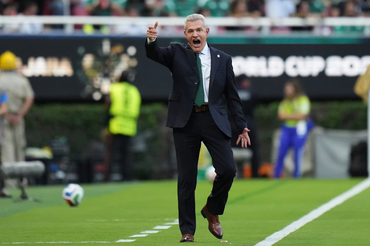 El director técnico de México, Javier Aguirre, reacciona durante el partido de fútbol del Grupo A de la Copa del Mundo entre México y Corea del Sur en Zapopan.