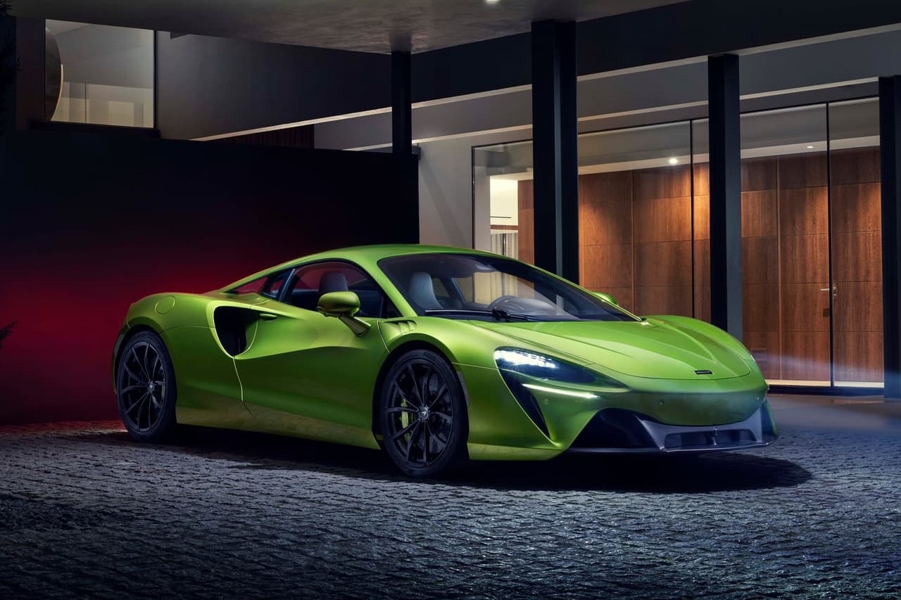 Ofrece 5.6 pies cúbicos (158.5 litros) de espacio para equipaje debajo del capó delantero.