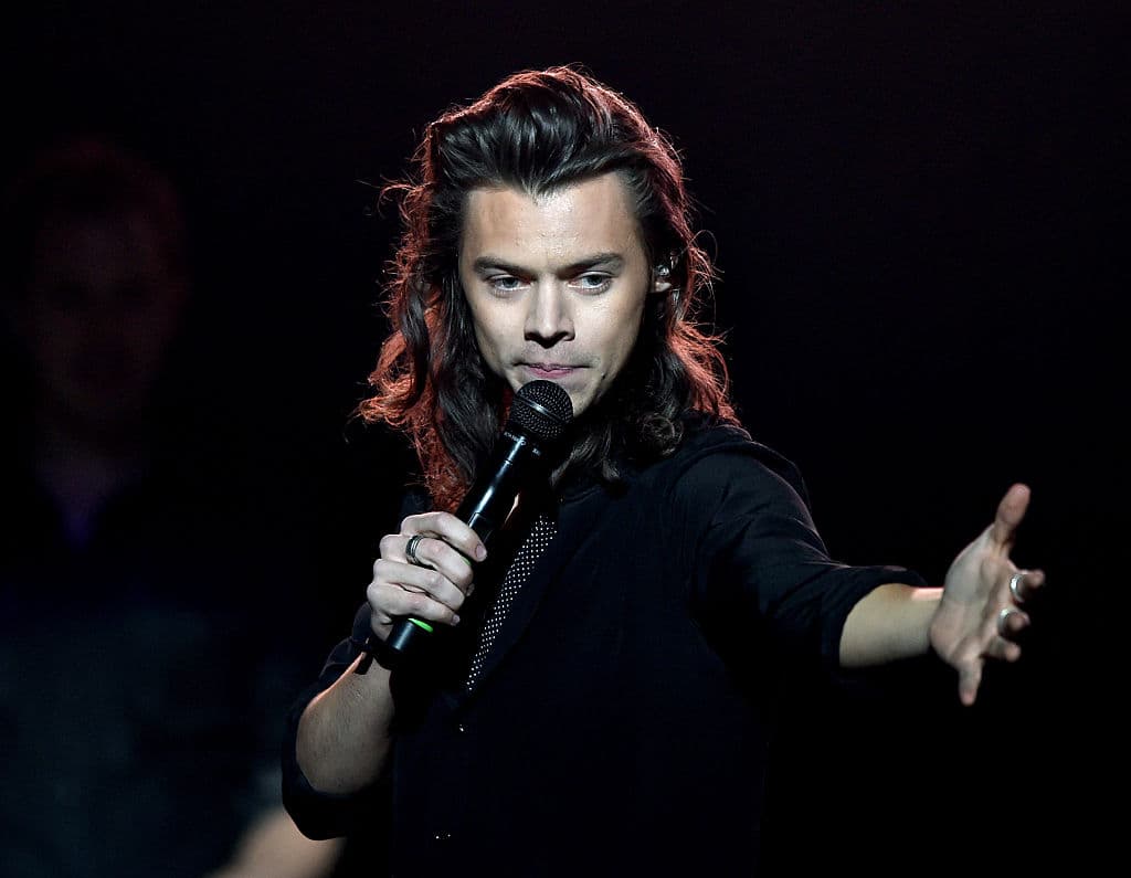 <b>Harry Styles</b> era uno de los integrantes de 
<b>One Direction</b>, una de las boy band más famosas alrededor del mundo, hasta que decidió separarse e iniciar una carrera como solista.