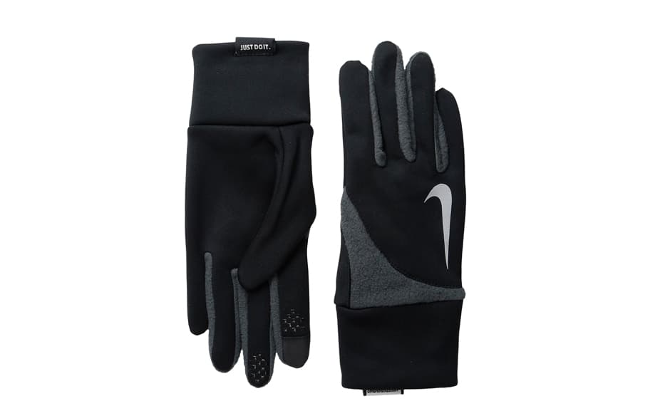 <h3> Guantes </h3>Si tu maratón o carrera es durante un día frío o temporada invernal te recomiendo que arranques la carrera con los
<a href="http://store.nike.com/us/en_us/pw/running-gloves/8yzZof7">guantes</a> puestos. Así, ni los nervios ni el frío te harán perder la concentración.
<br>