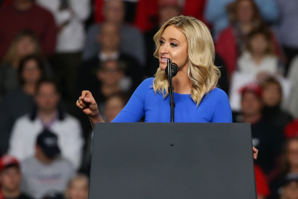 La nueva portavoz de la Casa Blanca, una feroz defensora de Trump que dijo que el coronavirus no tocaría a EEUU