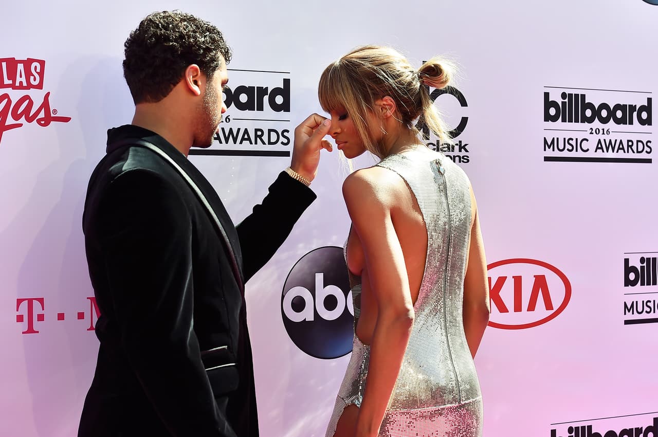 Las espaldas profundas de cortes deportivos como las que suele usar Ciara en sus alfombras rojas, son a la vez vanguardistas, seductoras y muy elegantes. Nadie puede desestimar el efecto que tiene un vestido que después de cubrir bien el cuerpo en el frente sorprende con una espalda desnuda.