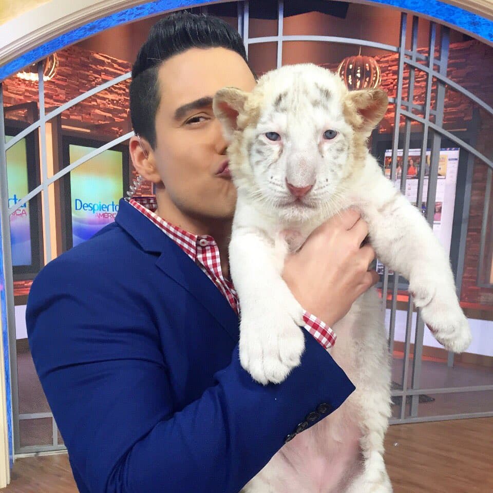 Alejandro Chabán: "Solo basta con abrir los ojos y mirar a nuestro alrededor para convencernos de los milagros de Dios ". (Enero 7, 2016)