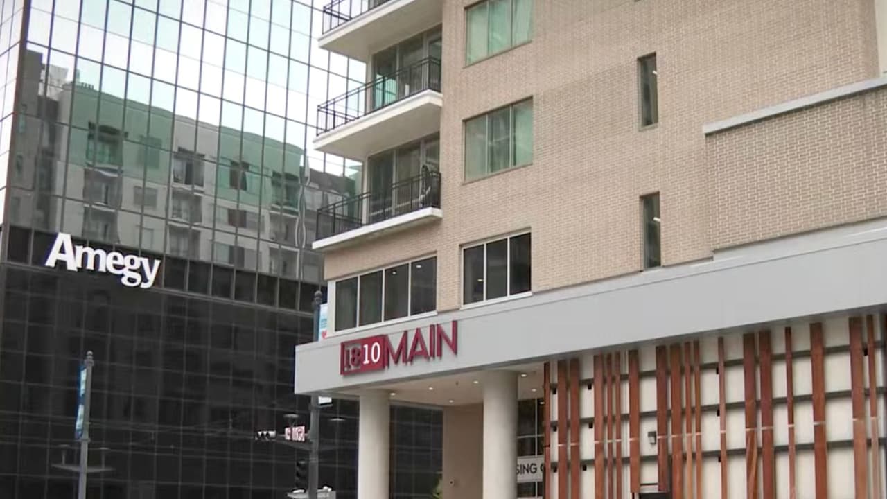 Hallan los cuerpos de un hombre y una mujer al interior de un apartamento en Houston 