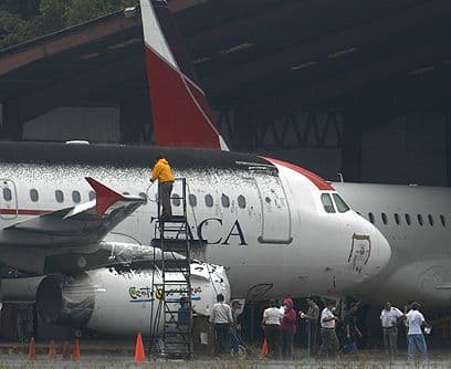 Pájaros dormidos. Entre el 27 y el 29 de mayo en Guatemala no hubo vuelos. Todas las aeronaves se quedaron en tierra cubiertos de cenizas, esperando, quietos, a que el Pacaya se durmiera. También miles de pasajeros aguardaron nerviosos a que cuadrillas de trabajadores limpiaran fuselajes y soplaran turbinas para ahuyentar las huellas del Pacaya.