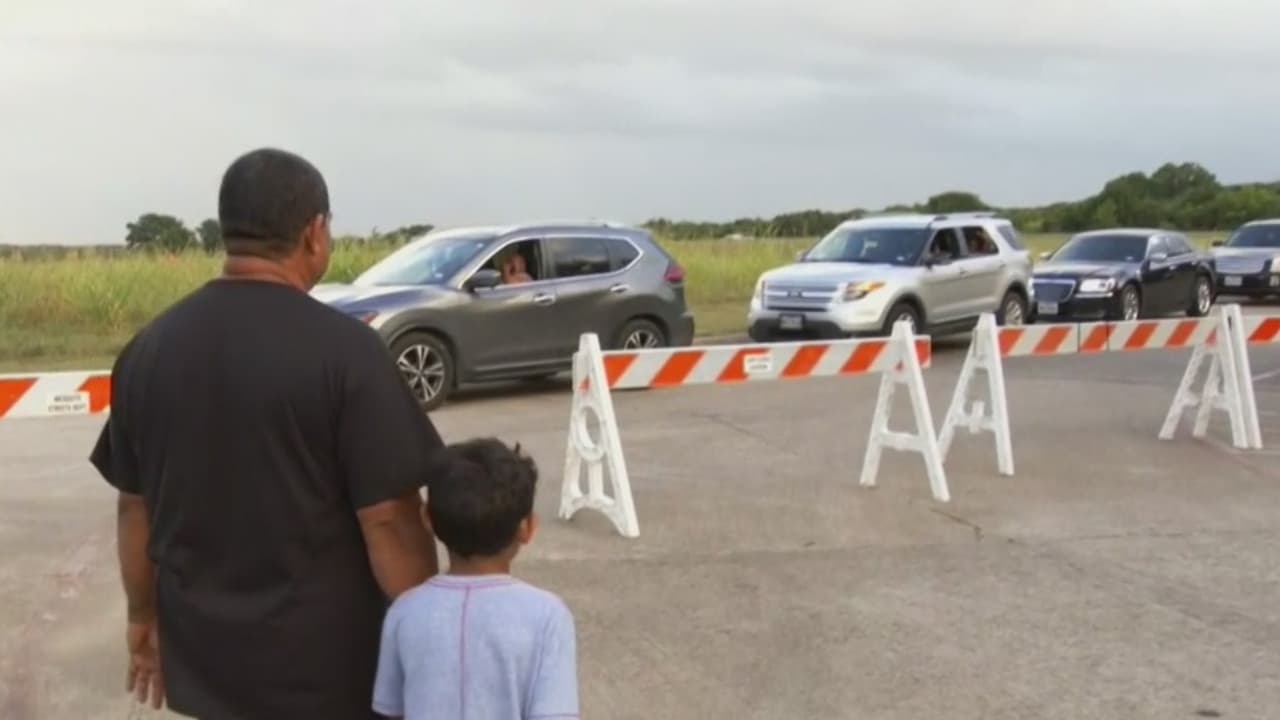 Muchos evacuados del huracán Laura esperan más de 7 horas para recibir comida y estadía de hotel en el norte de Texas
