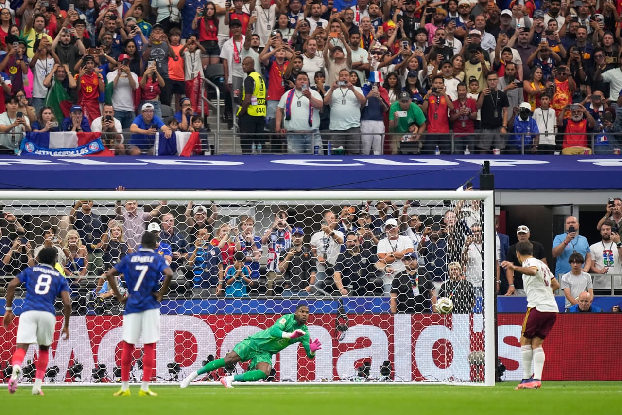 El español Mikel Oyarzabal marca el primer gol de penalti ante el portero francés Mike Maignan durante el partido de semifinales de la Copa del Mundo entre Francia y España en Arlington, Texas, cerca de Dallas, el martes 14 de julio de 2026.