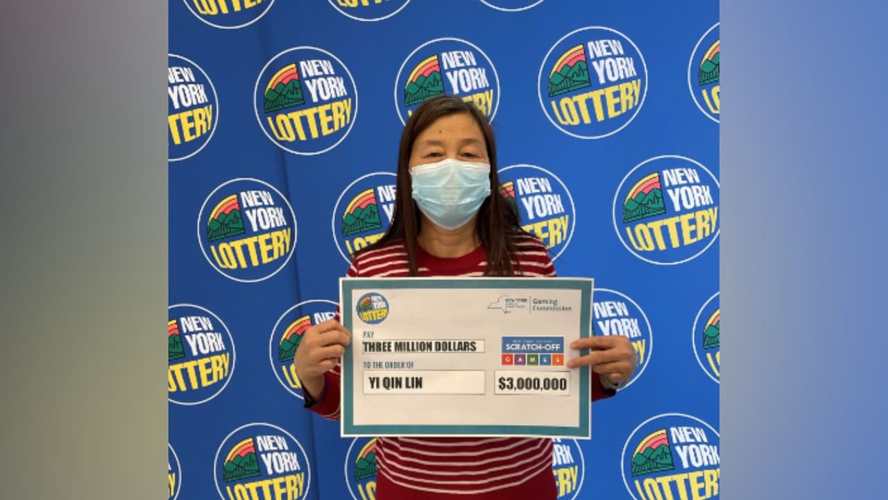 <u><b>Vecina de Brooklyn gana $3,000,000 en raspadito</b></u>
<br>
<br>La lotería neoyorquina informó también que una 
<b>vecina de Brooklyn obtuvo un premio millonario</b> en el juego de raspadito Extreme Cash.
<br>
<br>
<b>Yi Qin Lin reclamó un premio de 3,000,000 de dólares</b> de un boleto que compró en el Kings Hyland ubicado en el 2150 de Hylan Boulevard, en Staten Island.
<br>
<br>Luego de impuestos, 
<b>Lin recibió una suma de $1,322,438 dólares</b>.
<br>