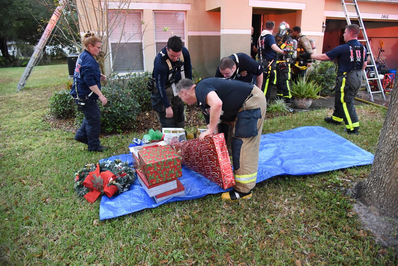 El incidente ocurrió el sábado 21 de diciembre cerca de las 4:00 pm y los bomberos se cercioraron de que no quedaran personas ni mascotas en el lugar, antes de salvar los regalos.