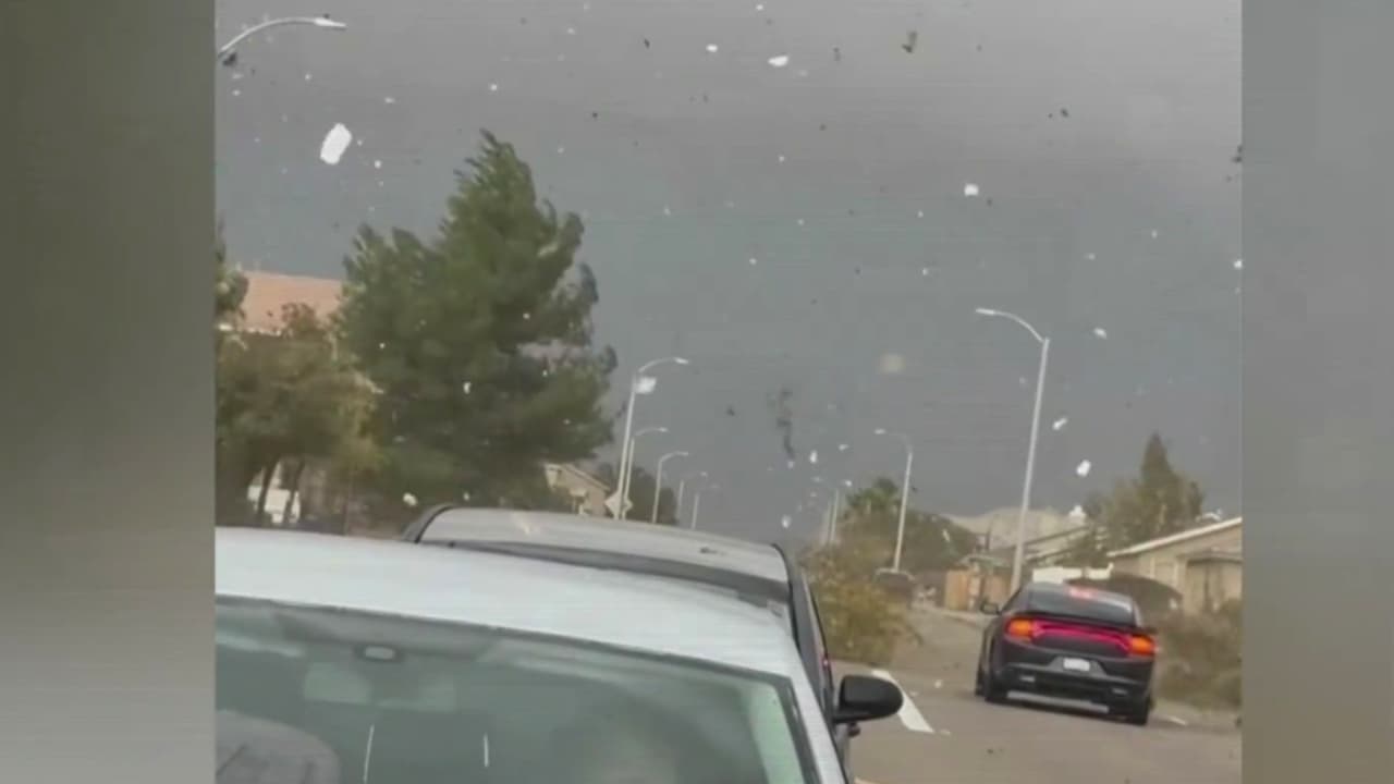 Imágenes del remolino que causó daños y temor en Victorville: ramas, basura y bardas volando