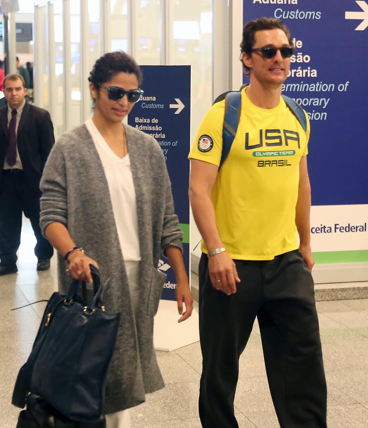 La modelo y el actor lucieron de lo más casuales, intentando pasar desapercibidos.