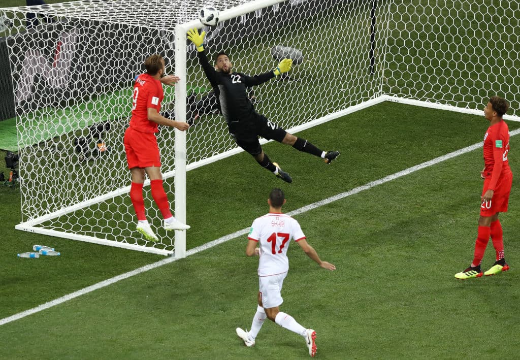 Aquí de nuevo Hassen eludiendo el peligro de los ingleses que ya estaban sofocando a la zaga norafricana. Estirándose al máximo le cerró la puerta a los ingleses, no por mucho.