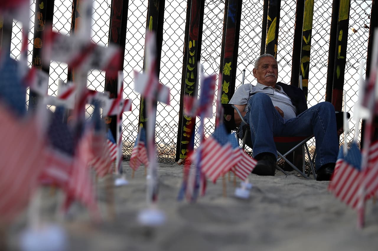 El veterano deportado Mario Rodríguez se unió a la celebración del 4 de julio en Tijuana.