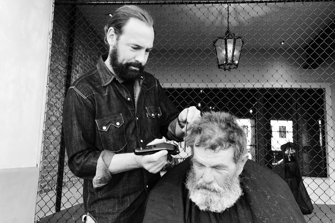 Breuer rasura el cabello de Curly, un hombre de 63 años que lleva media vida en la calle.